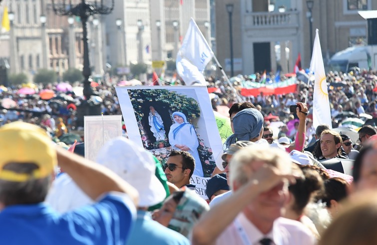 Piazza San Pietro, 4 settembre 2016: canonizzazione Madre Teresa di Calcutta - fedeli con imamgine di Madre Teresa