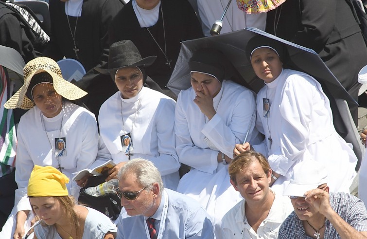 Piazza San Pietro, 4 settembre 2016: canonizzazione Madre Teresa di Calcutta - suore con imamgine di Madre Teresa