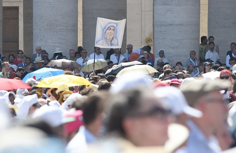 Piazza San Pietro, 4 settembre 2016: canonizzazione Madre Teresa di Calcutta - immagine Madre Teresa tra i fedeli