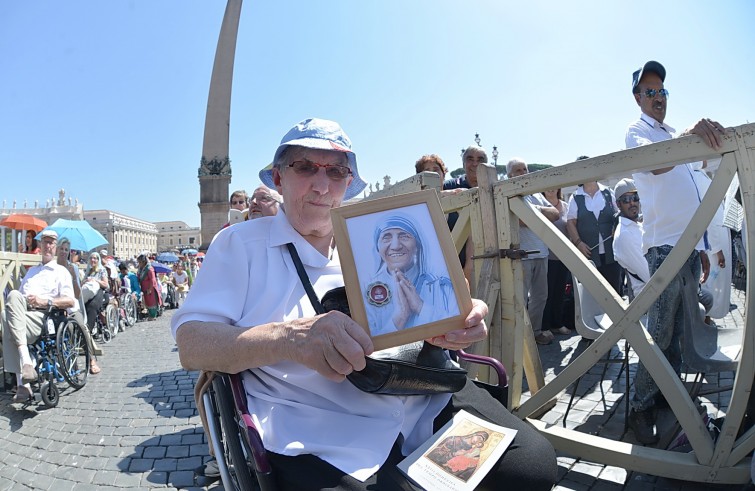 Piazza San Pietro, 4 settembre 2016: canonizzazione Madre Teresa di Calcutta - malata in carrozzina con figura di Madre Teresa