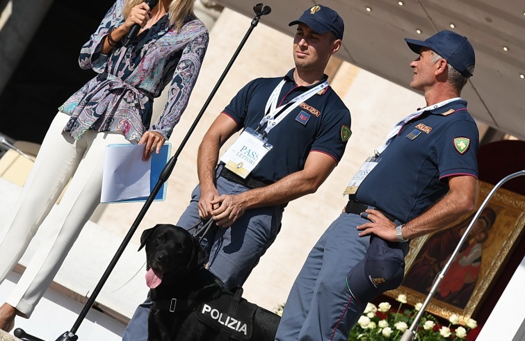 Piazza San Pietro, 3 settembre 2016: Giubileo operatori Misericordia - Polizia con cane terremoto