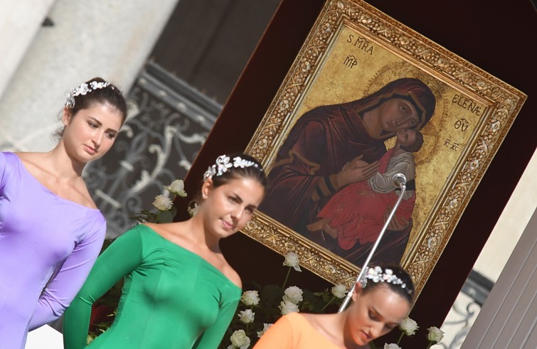 Piazza San Pietro, 3 settembre 2016: Giubileo operatori Misericordia - ballerine con icona Madonna con Gesù