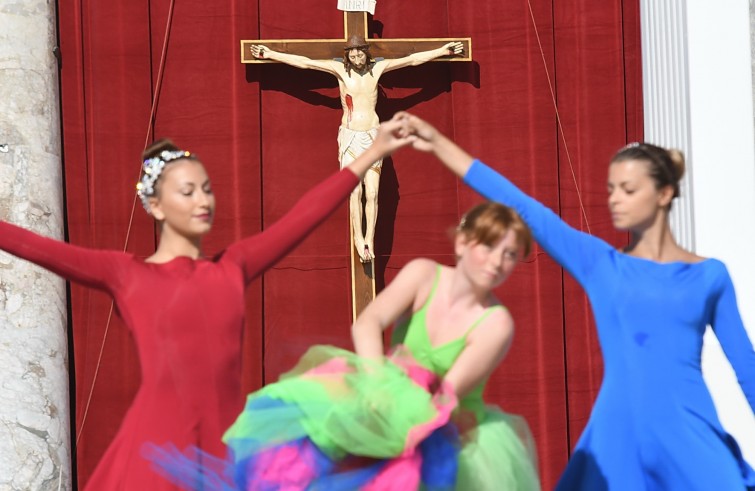 Piazza San Pietro, 3 settembre 2016: Giubileo operatori Misericordia - ballerine con croce