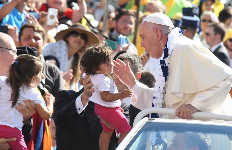 Piazza San Pietro, 3 settembre 2016: Giubileo operatori Misericordia - Papa Francesco con corona su auto saluta bambina