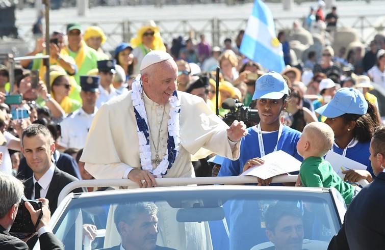 Piazza San Pietro, 3 settembre 2016: Giubileo operatori Misericordia - Papa Francesco con corona su auto saluta bambino