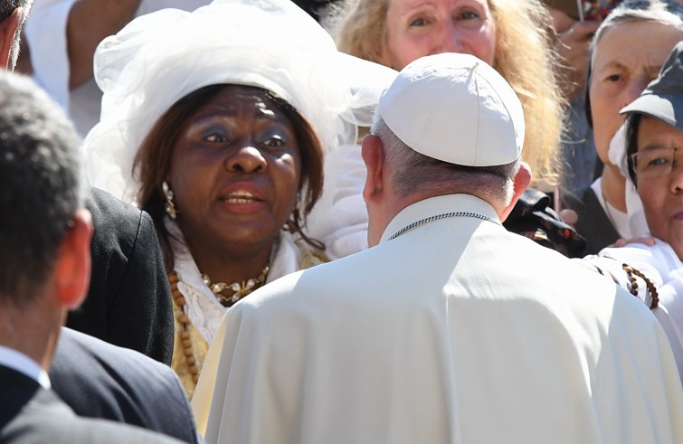 Piazza San Pietro, 3 settembre 2016: Giubileo operatori Misericordia - Papa Francesco saluta donna di colore