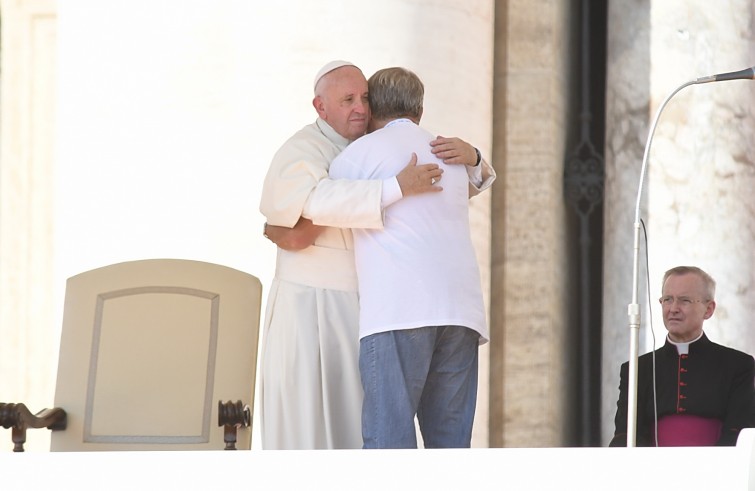 Piazza San Pietro, 3 settembre 2016: Giubileo operatori Misericordia - Papa Francesco abbraccia testimone giubileo