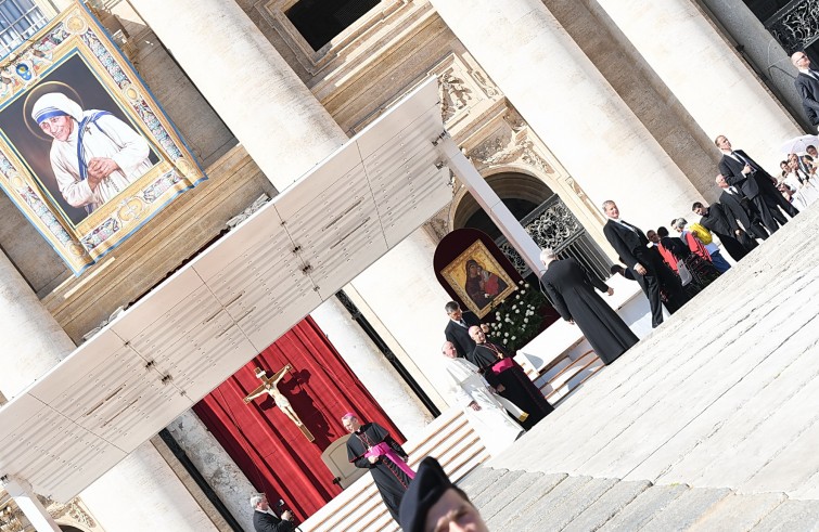 Piazza San Pietro, 3 settembre 2016: Giubileo operatori Misericordia - Papa Francesco davanti a Basilica e quadro Madre Teresa