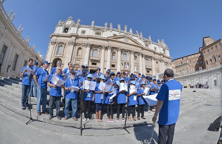 Piazza San Pietro, 3 settembre 2016: Giubileo operatori Misericordia - coro davanti a Basilica San Pietro