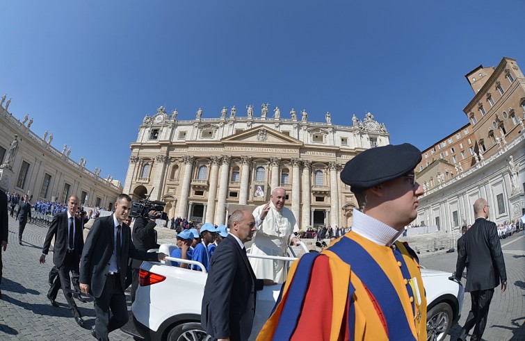 Piazza San Pietro, 3 settembre 2016: Giubileo operatori Misericordia - Papa Francesco in auto davanti a Basilica e quadro Madre Teresa