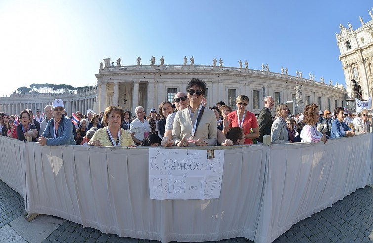 Piazza San Pietro, 25 settembre 2016: Messa per Giubileo catechisti - fedeli con cartello Caravaggio