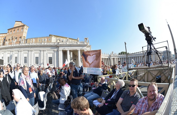 Piazza San Pietro, 25 settembre 2016: Messa per Giubileo catechisti - fedeli da Giovinazzo con striscione