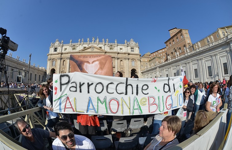 Piazza San Pietro, 25 settembre 2016: Messa per Giubileo catechisti - fedeli dalle parrocchie di Talamona e Buglio con striscione