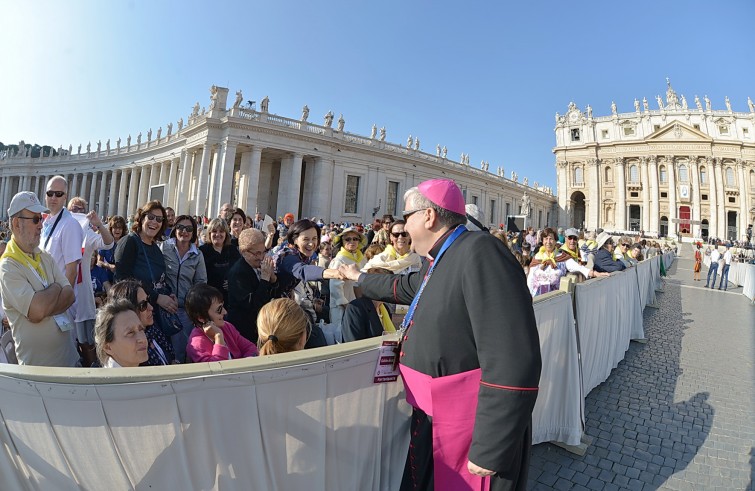 Piazza San Pietro, 25 settembre 2016: Messa per Giubileo catechisti - vescovo Michele Seccia, diocesi Teramo Atri, saluta i fedeli