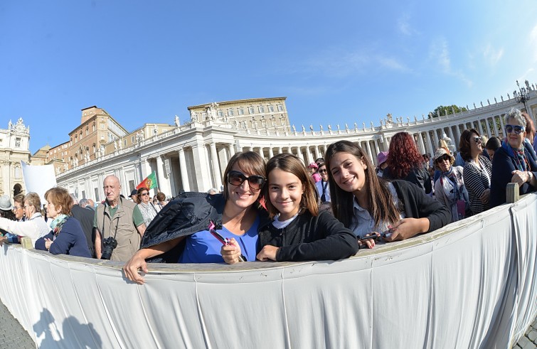 Piazza San Pietro, 25 settembre 2016: Messa per Giubileo catechisti - mamma con figlie