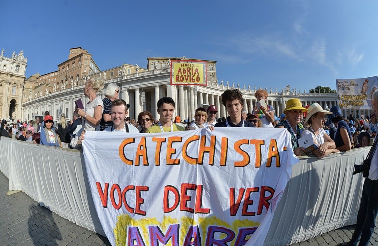 Piazza San Pietro, 25 settembre 2016: Messa per Giubileo catechisti - fedeli di Adria Rovigo con striscione catechisti