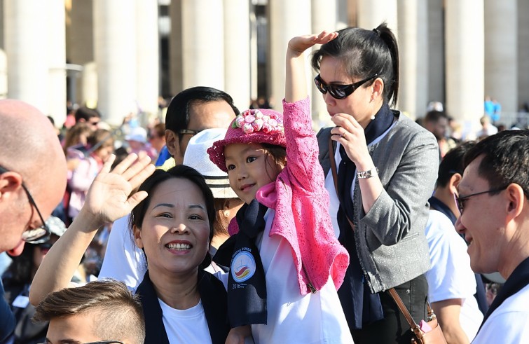 Piazza San Pietro, 25 settembre 2016: Messa per Giubileo catechisti - fedeli orientali in piazza