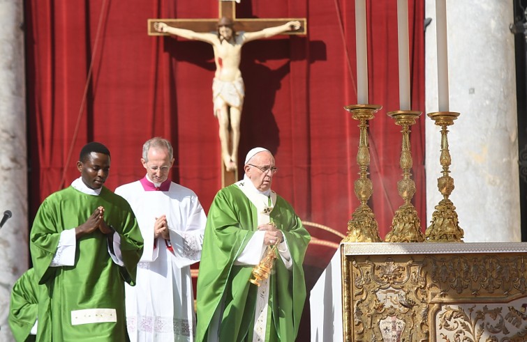 Piazza San Pietro, 25 settembre 2016: Messa per Giubileo catechisti - Papa Francesco incensa con turibolo e croce sullo sfondo