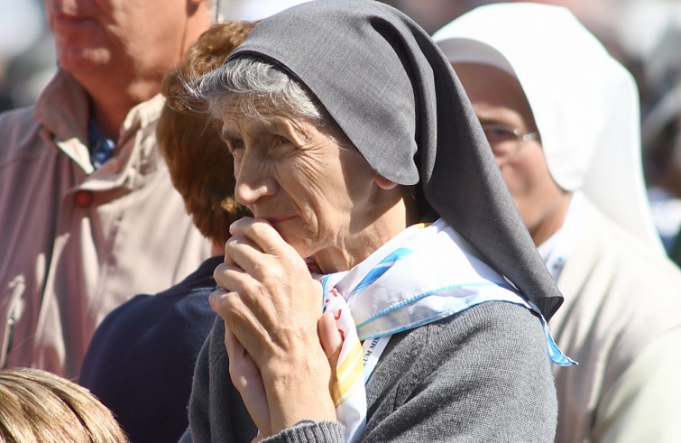 Piazza San Pietro, 25 settembre 2016: Messa per Giubileo catechisti - Suora raccolta in preghiera