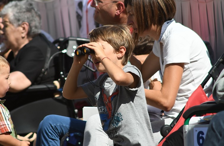 Piazza San Pietro, 25 settembre 2016: Messa per Giubileo catechisti - bambino guarda con binocolo