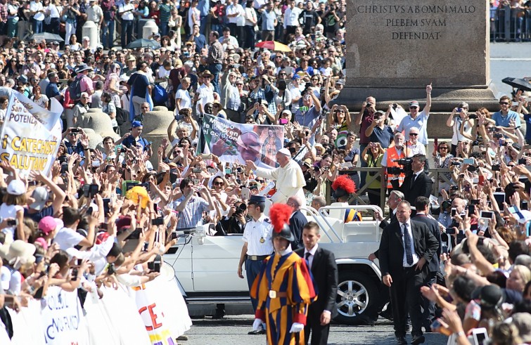 Piazza San Pietro, 25 settembre 2016: Messa per Giubileo catechisti - Papa Francesco saluta da auto