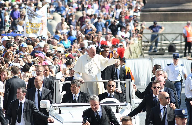 Piazza San Pietro, 25 settembre 2016: Messa per Giubileo catechisti - Papa Francesco saluta da auto