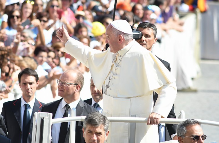 Piazza San Pietro, 25 settembre 2016: Messa per Giubileo catechisti - Papa Francesco con pollice sollevato per ok