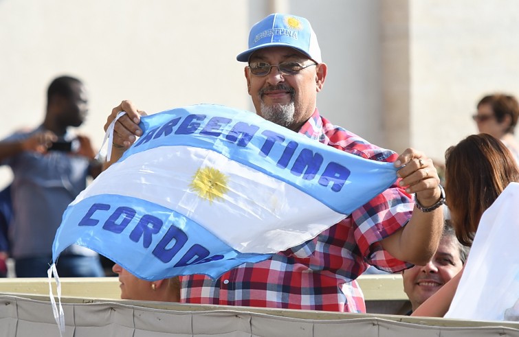 papaudienzapiazzasanpietro14set2016_Piazza San Pietro, 14 settembre 2016: Udienza generale Papa Francesco - fedele da Argentina con bandiera e cappello