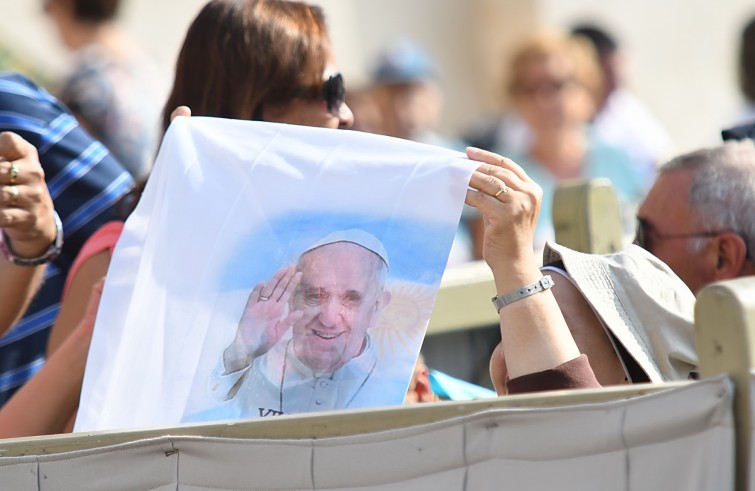 papaudienzapiazzasanpietro14set2016_Piazza San Pietro, 14 settembre 2016: Udienza generale Papa Francesco - fedele e drappo con Papa Francesco