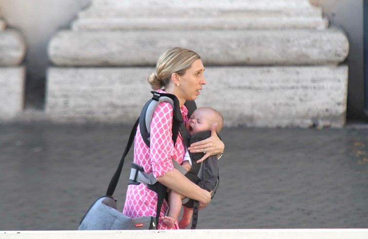 papaudienzapiazzasanpietro14set2016_Piazza San Pietro, 14 settembre 2016: Udienza generale Papa Francesco - mamma con bambino neonato in braccio