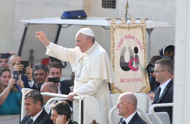 papaudienzapiazzasanpietro14set2016_Piazza San Pietro, 14 settembre 2016: Udienza generale Papa Francesco - Papa Francesco saluta da auto