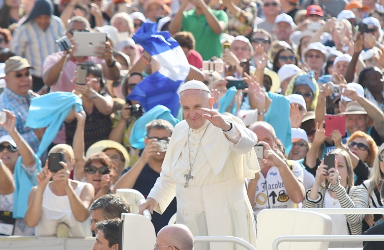 papaudienzapiazzasanpietro14set2016_Piazza San Pietro, 14 settembre 2016: Udienza generale Papa Francesco - Papa Francesco saluta da auto