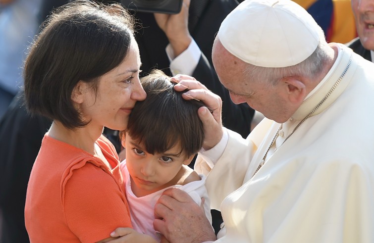 Piazza San Pietro, 14 settembre 2016: Udienza generale Papa Francesco - Papa Francesco saluta mamma con bambina