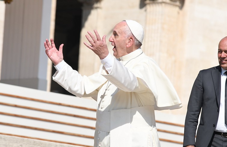 Piazza San Pietro, 14 settembre 2016: Udienza generale Papa Francesco - Papa Francesco saluta a mani alzate