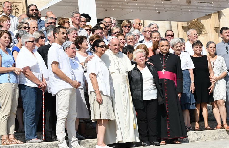 Piazza San Pietro, 14 settembre 2016: Udienza generale Papa Francesco - Papa Francesco con vescovo Dominique Lebrun e gruppo Francia Rouen