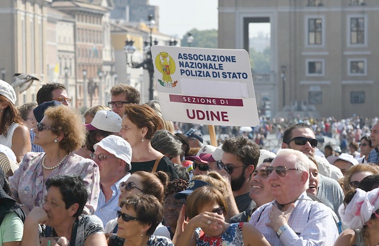 Piazza San Pietro, 14 settembre 2016: Udienza generale Papa Francesco - fedeli da Udine associazione Polizia