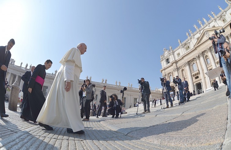 Piazza San Pietro, 14 settembre 2016: Udienza generale Papa Francesco - Papa Francesco sale verso Basilica San Pietro