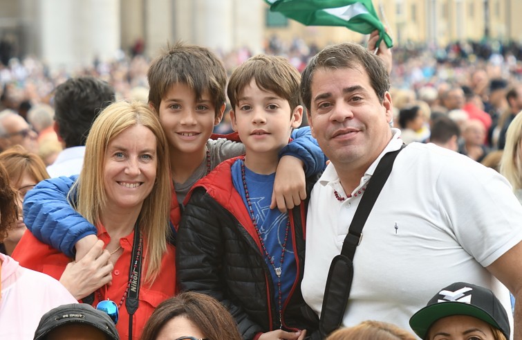 Piazza San Pietro, 21 settembre 2016: Udienza generale Papa Francesco -  famiglia, moglie marito con 2 figli