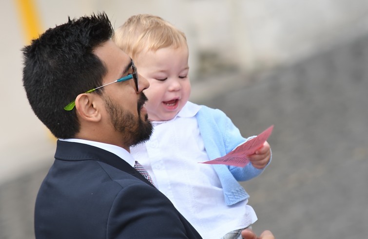 Piazza San Pietro, 21 settembre 2016: Udienza generale Papa Francesco -  papà con bambino in braccio