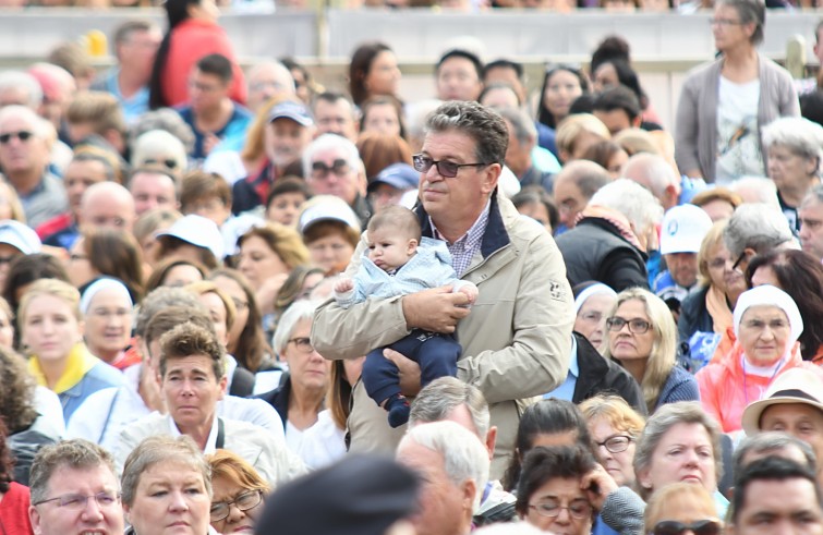 Piazza San Pietro, 21 settembre 2016: Udienza generale Papa Francesco -  fedele con bambino in braccio