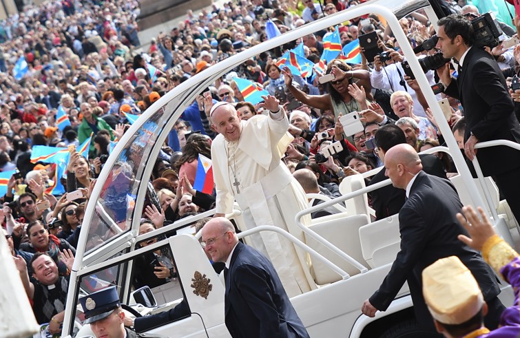 Piazza San Pietro, 21 settembre 2016: Udienza generale Papa Francesco -  Papa Francesco saluta da auto