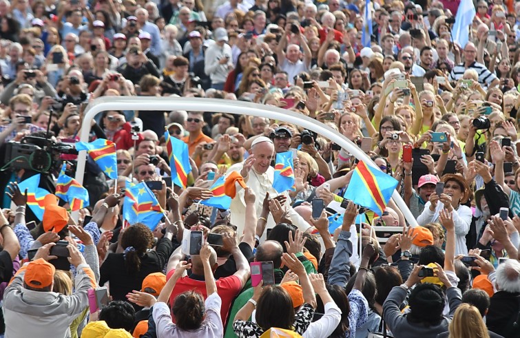 Piazza San Pietro, 21 settembre 2016: Udienza generale Papa Francesco -  Papa Francesco saluta da auto