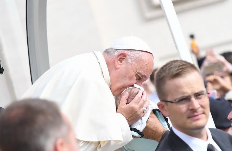 Piazza San Pietro, 21 settembre 2016: Udienza generale Papa Francesco -  Papa Francesco bacia neonato