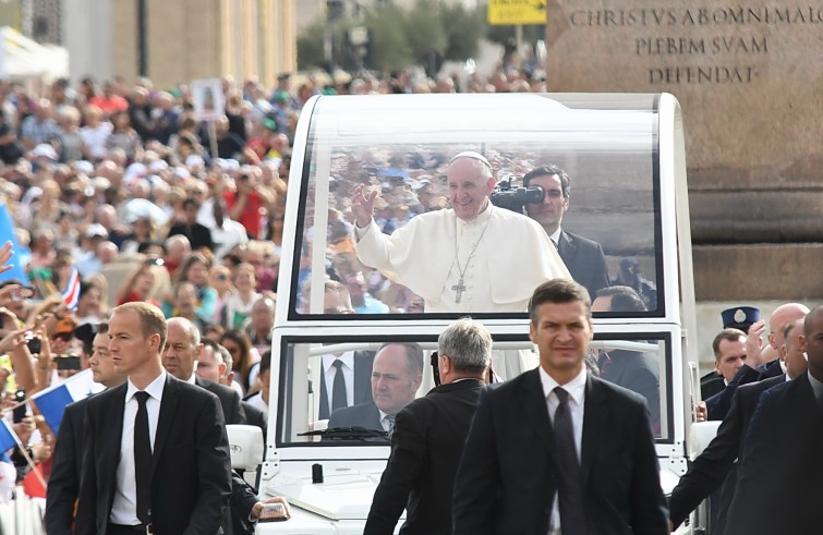 Piazza San Pietro, 21 settembre 2016: Udienza generale Papa Francesco -  Papa Francesco saluta da auto