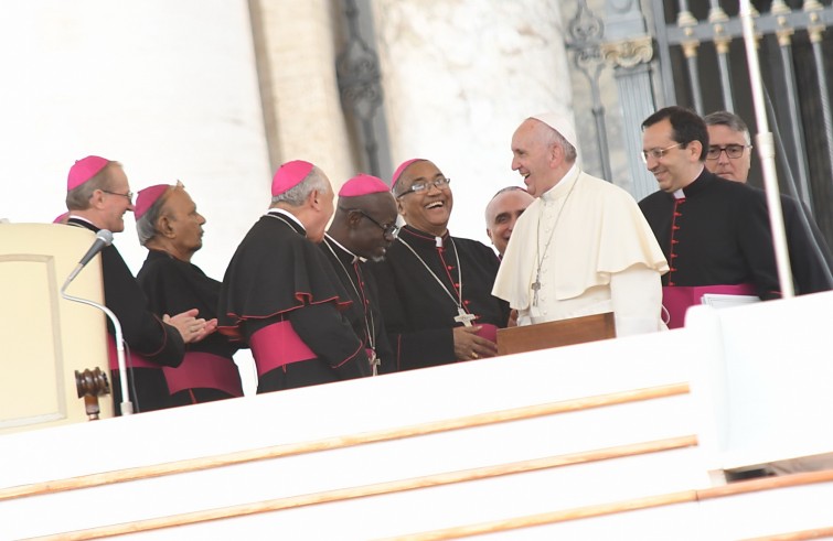 Piazza San Pietro, 21 settembre 2016: Udienza generale Papa Francesco -  Papa Francesco ride con vescovi