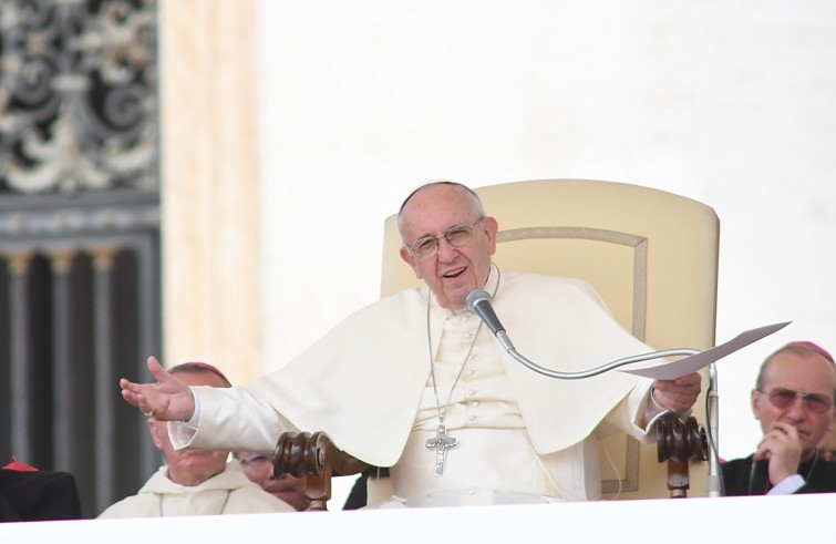 Piazza San Pietro, 21 settembre 2016: Udienza generale Papa Francesco -  Papa Francesco allarga le braccia