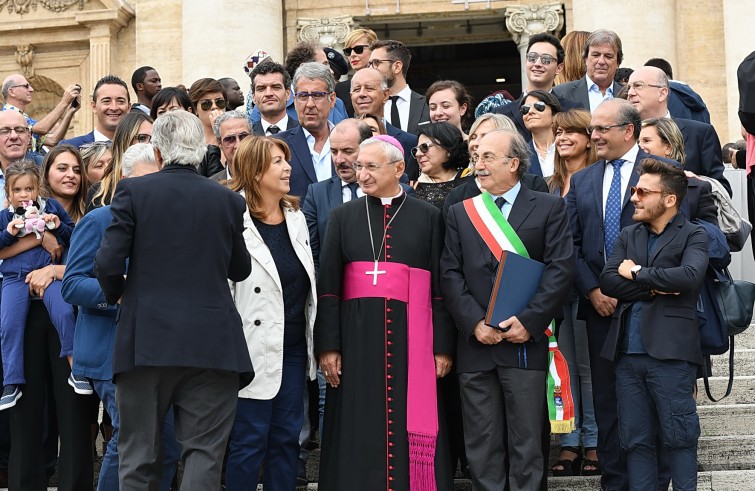 Piazza San Pietro, 21 settembre 2016: Udienza generale Papa Francesco - fedeli in piazza con vescovo e sindaco