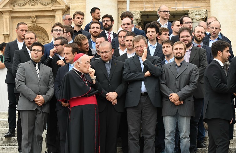 Piazza San Pietro, 21 settembre 2016: Udienza generale Papa Francesco - fedeli in piazza con cardinale