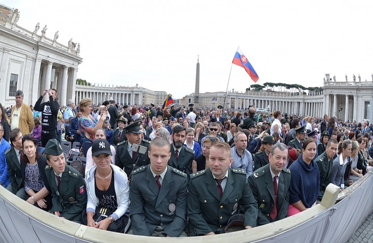 Piazza San Pietro, 21 settembre 2016: Udienza generale Papa Francesco - fedeli e militari in piazza