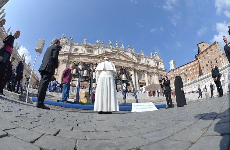 Piazza San Pietro, 28 settembre 2016: Udienza generale Papa Francesco - Papa Francesco davanti a campane giubileo